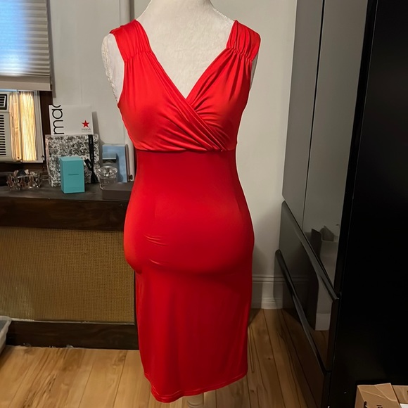 🆑FINAL PRICE‼️ Bright Red bodycon dress with low cleavage line - Picture 1 of 4